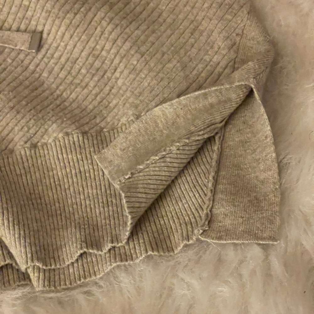 Super comfy sweater size small , great for the season